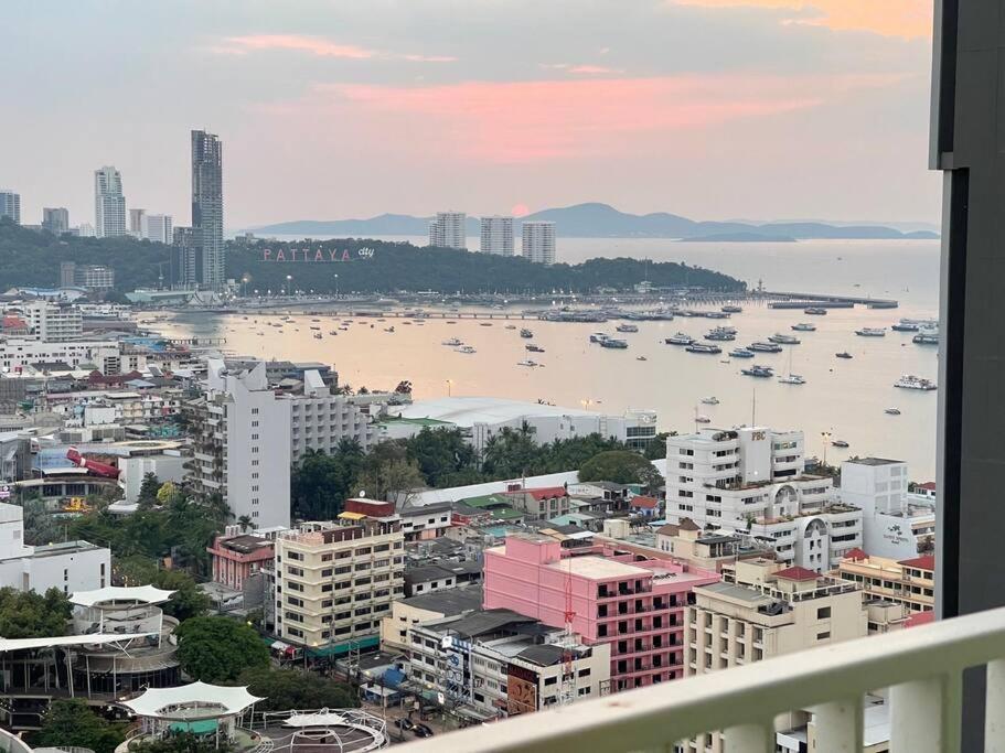 Base Central Pattaya Long Balcony King-Bed With Infinity Pool & Free Netflix! Bagian luar foto