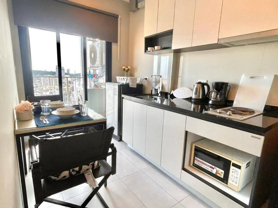 Base Central Pattaya Long Balcony King-Bed With Infinity Pool & Free Netflix! Bagian luar foto