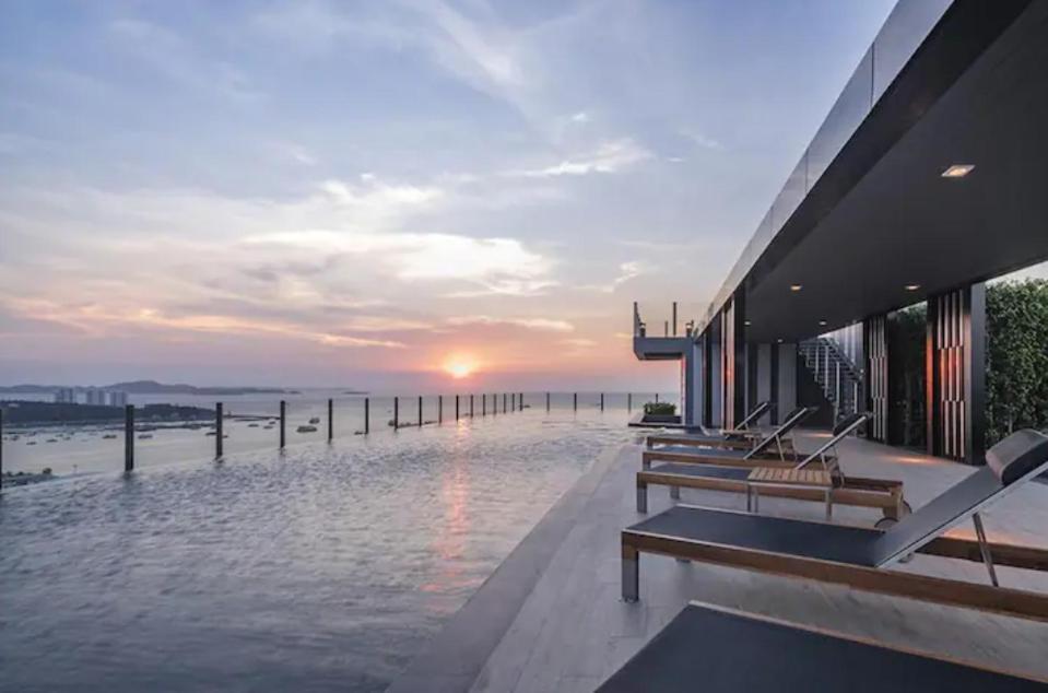 Base Central Pattaya Long Balcony King-Bed With Infinity Pool & Free Netflix! Bagian luar foto