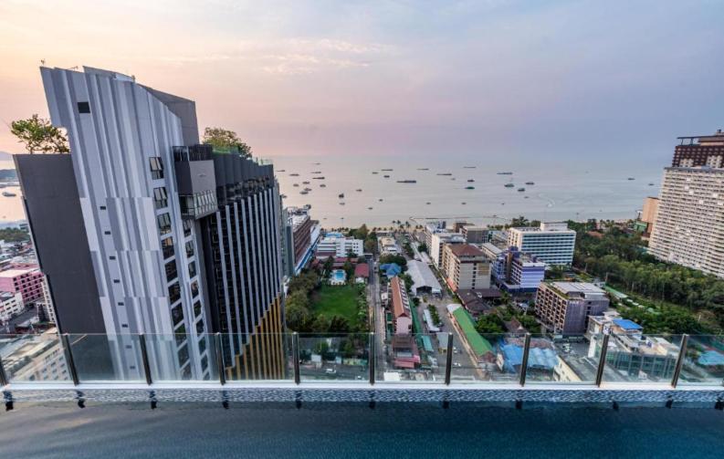 Base Central Pattaya Long Balcony King-Bed With Infinity Pool & Free Netflix! Bagian luar foto